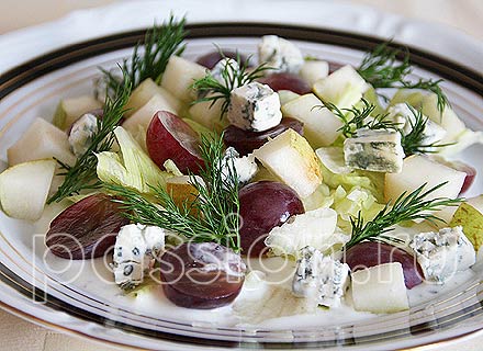 Салат «Ананасовый» с сыром, виноградом и орехами : Салаты