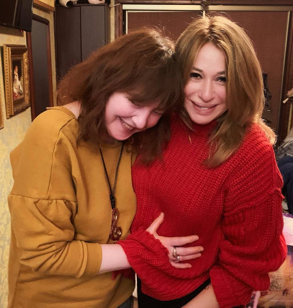 Алена Апина с дочкой 2022