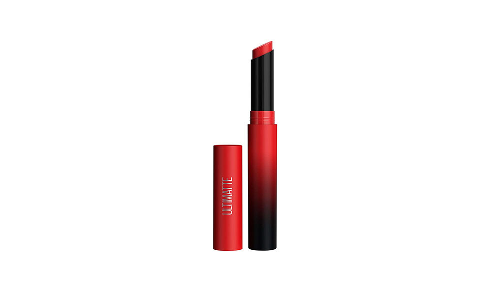 Помада — Maybelline New York Color Sensational Ultimatte помада для губ матовая, оттенок 199 more ruby. Цена: 529 рублей. Можно заказать с доставкой на Яндекс.Маркете – чтобы не тратить время, бегая по магазинам, и поберечь себя.