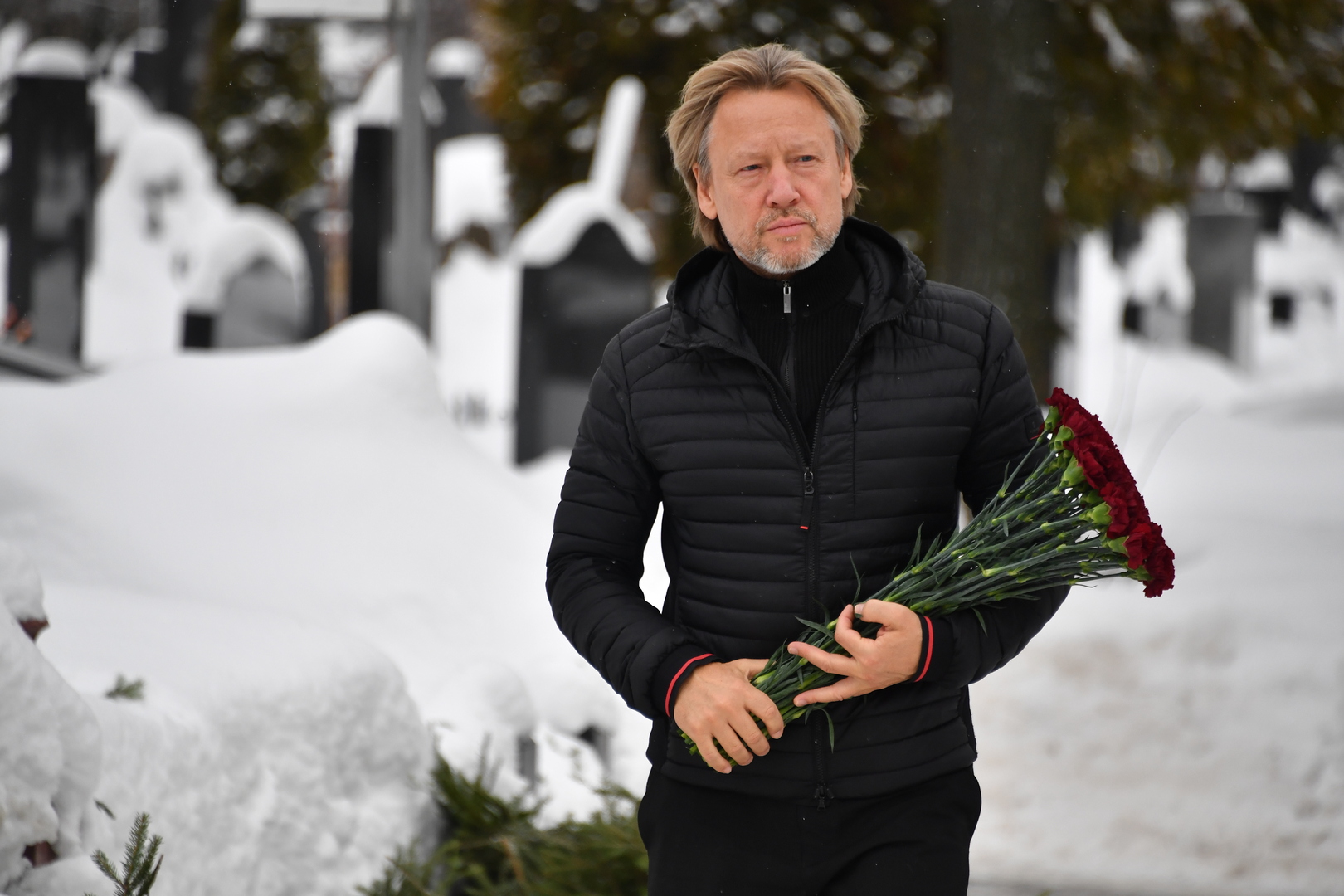 Сын харатьяна последние новости на сегодня дмитрия. Дмитрий Харатьян 2022. Дочь Дмитрия Харатьяна. Дмитрий Харатьян на кладбище. Дмитрий Харатьян отец.