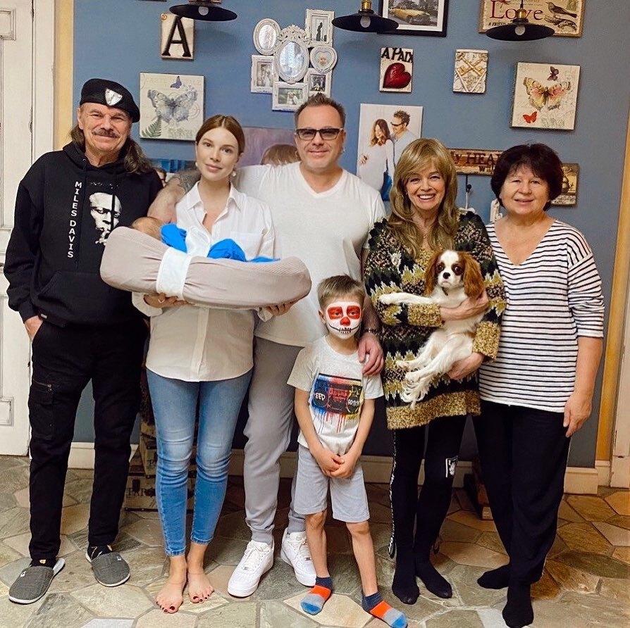 Наталья Подольская поделилась теплым фото с семьей и родителями мужа -  Страсти