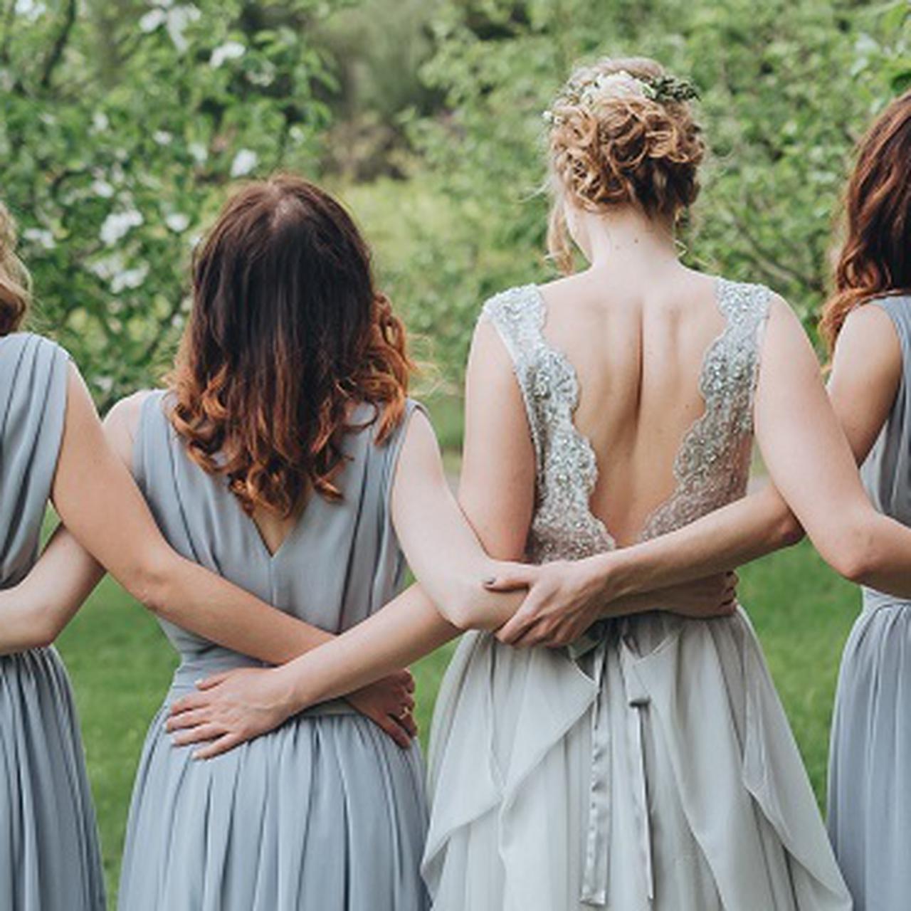 Подружки невесты со спины