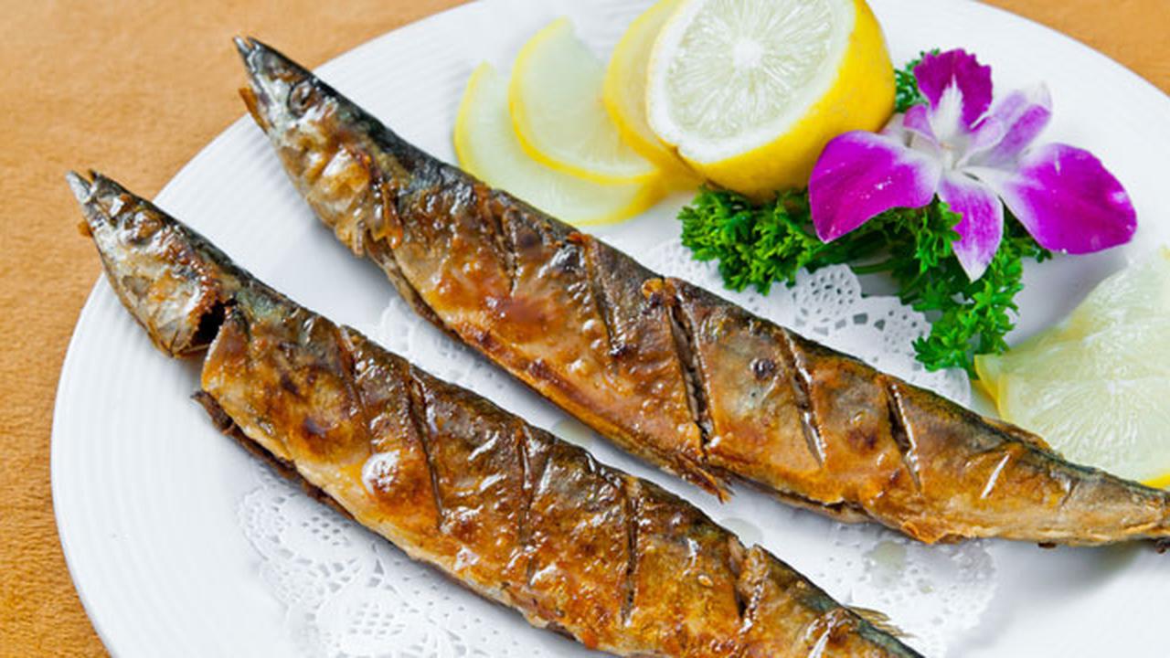 Как просто и вкусно приготовить недорогую рыбную мелочь: сайру и салаку