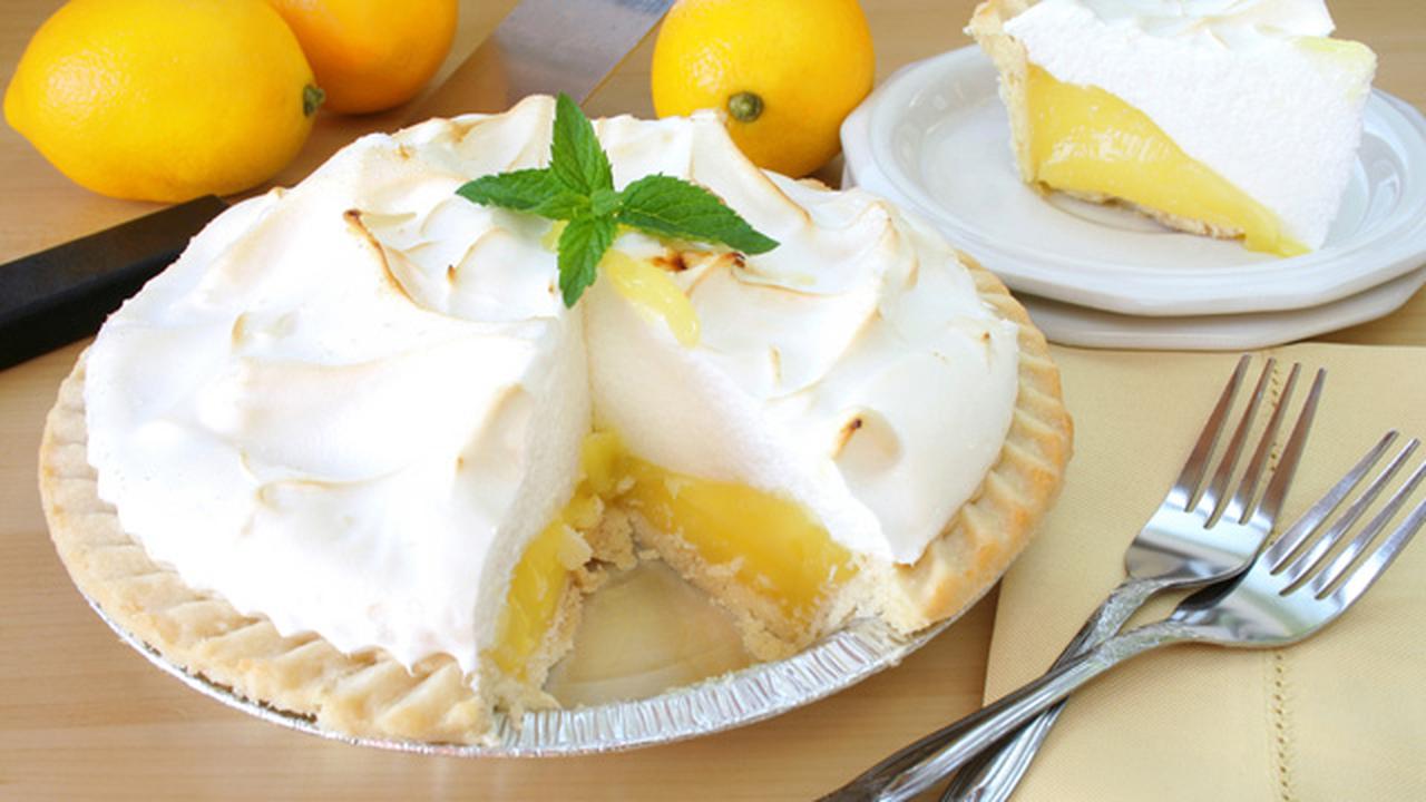 Лимонный торт на белой тарелке
