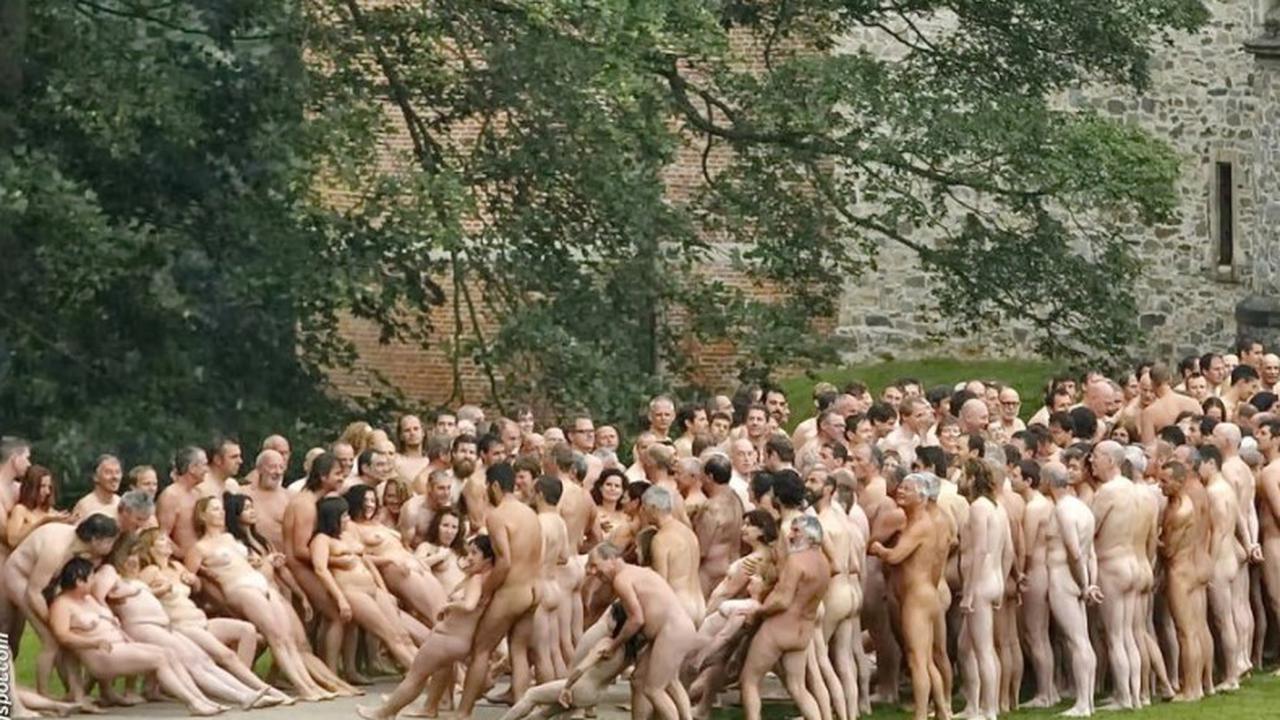 голые мужчины в толпе фото 74