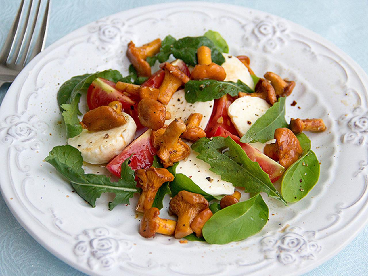 Простой рецепт салата со свежими овощами и жареными лисичками