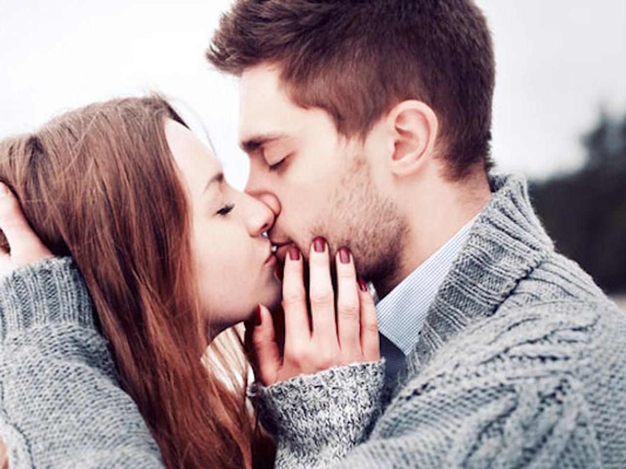 Психологи объяснили, почему люди целуются с закрытыми глазами