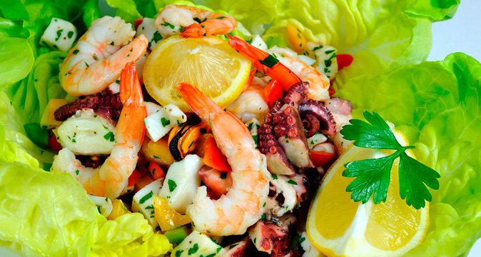 Как приготовить Вкусный салат с морепродуктами морской коктейль рецепт пошагово