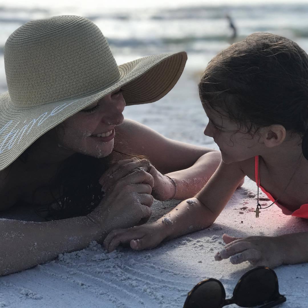 Марина Александрова показала новое летнее фото с дочкой и трогательно  поздравила ее с 3-летием - Страсти