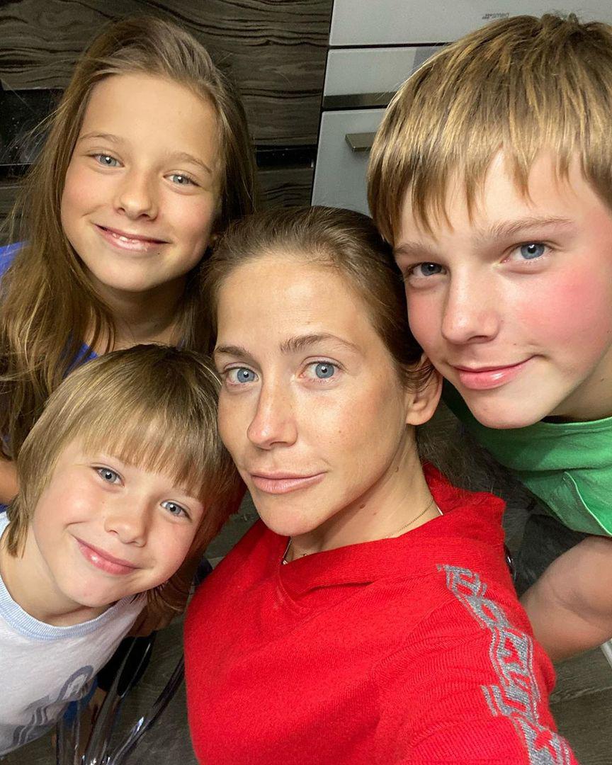Сама красивая семья»: Юлия Барановская с детьми снялась для обложки нового  глянца - Страсти