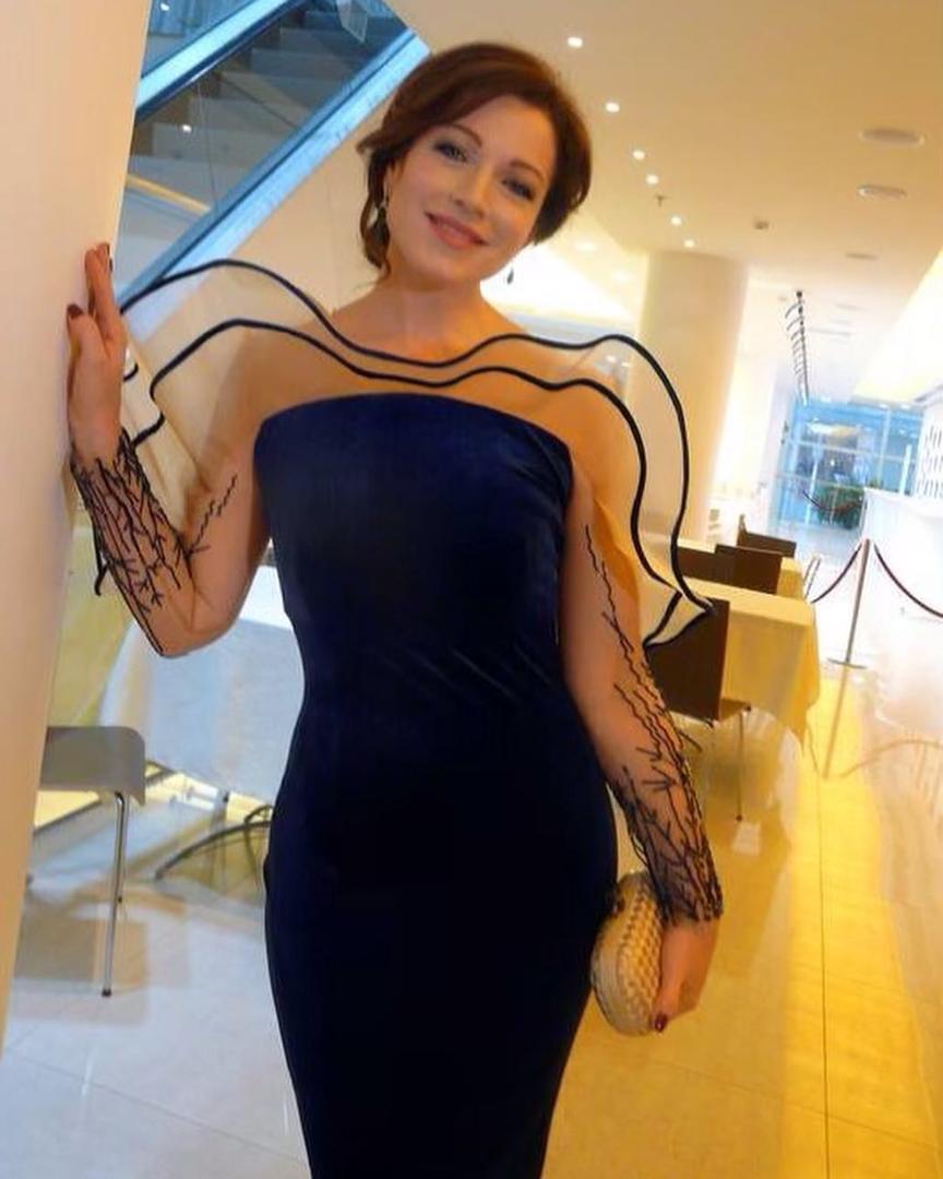 49-летняя Алена Хмельницкая похвасталась стройной фигурой в «опасном»  платье-халате - Страсти