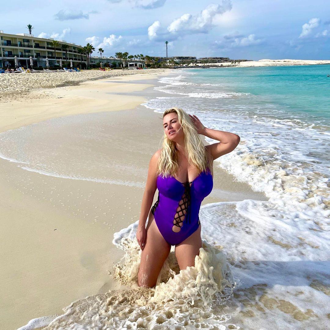 Анна Семенович вышла на пляж в длинном платье (фото)