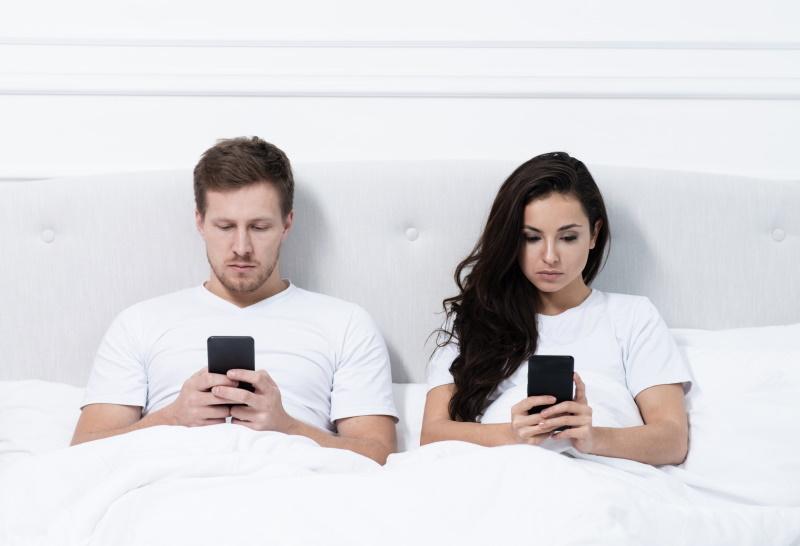 «Безопасная форма тщеславия»: мужчины снимают себя на смартфон вдвое чаще женщин — Викиновости