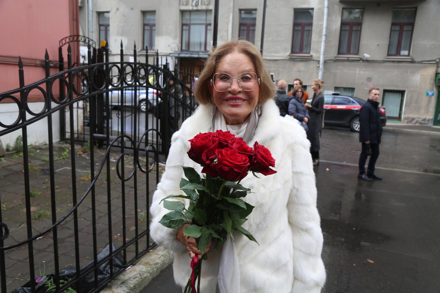 Один залез через балкон, другие выломали дверь: что произошло в квартире  82-летней Людмилы Максаковой - Страсти