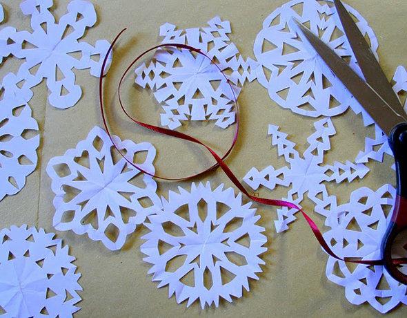 Новогодние снежинки своими руками в простой технике оригами